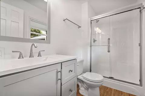 Bath - 319 Hillside Ln, Bloomington, IL 61701 photo 2 of 3