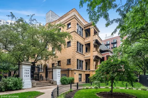 718 W Sheridan Rd #3S, Chicago, IL 60613