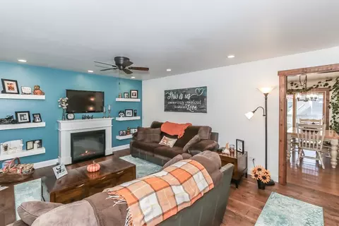 Living - 520 N Lyle Ave, Elgin, IL 60123 photo 1 of 3