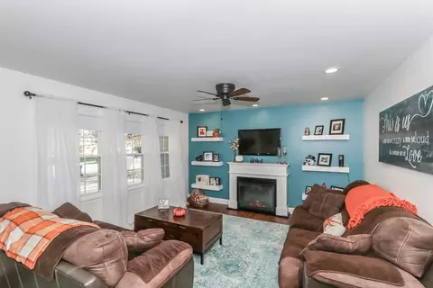 Living - 520 N Lyle Ave, Elgin, IL 60123 photo 2 of 3