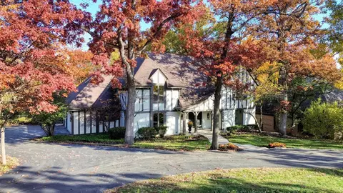 13 Woodgate Dr, Burr Ridge, IL 60527