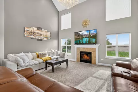 Living - 693 Slate Run, Elgin, IL 60124 photo 3 of 5