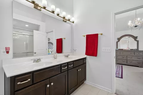 Bath - 693 Slate Run, Elgin, IL 60124 photo 2 of 4