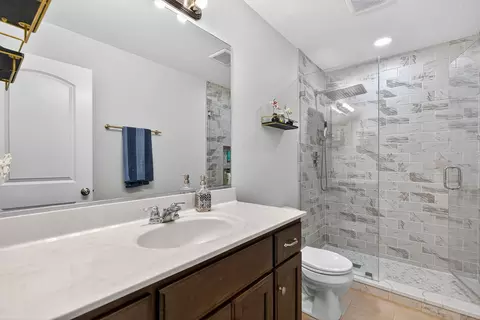 Bath - 693 Slate Run, Elgin, IL 60124 photo 4 of 4