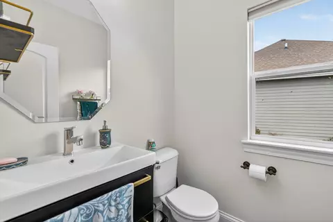 Bath - 693 Slate Run, Elgin, IL 60124 photo 1 of 4