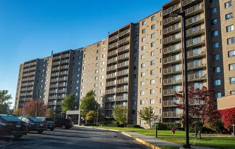 6340 Americana Dr #513, Willowbrook, IL 60527