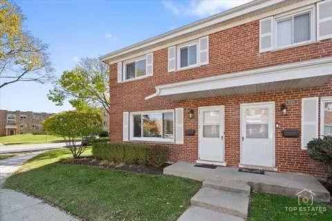 1136 N Boxwood Dr, Mount Prospect, IL 60056