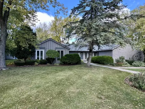 704 Saint Andrews Ln, Crystal Lake, IL 60014