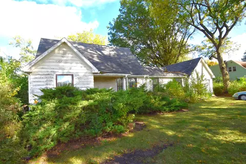 906 E Babcock Ave, Addison, IL 60101