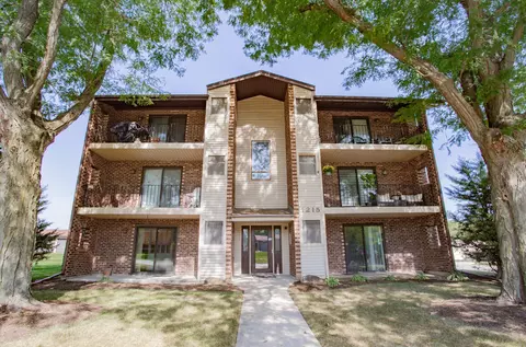 1215 Chalet Rd #101, Naperville, IL 60563