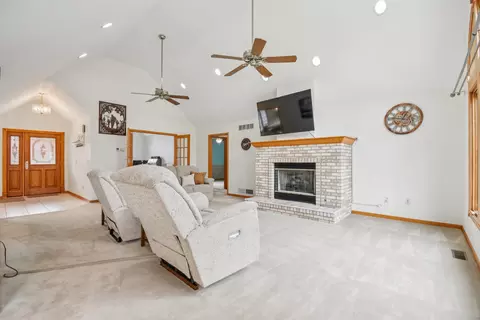 Living - 1034 Michael Dr, Morris, IL 60450 photo 3 of 3