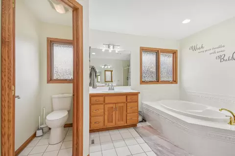 Bath - 1034 Michael Dr, Morris, IL 60450 photo 2 of 8