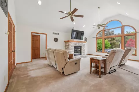 Living - 1034 Michael Dr, Morris, IL 60450 photo 2 of 3