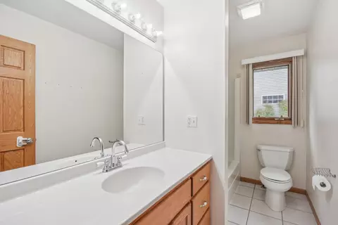 Bath - 1034 Michael Dr, Morris, IL 60450 photo 5 of 8