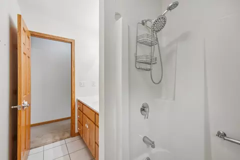 Bath - 1034 Michael Dr, Morris, IL 60450 photo 6 of 8