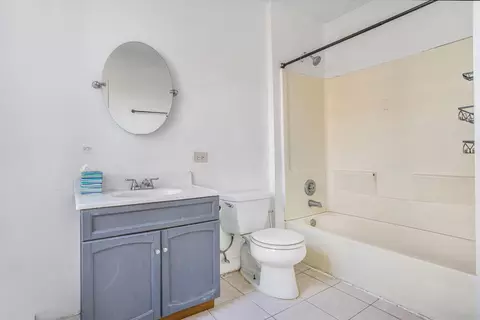 Bath - 1633 Mcdaniel Ave, Evanston, IL 60201 photo 1 of 3