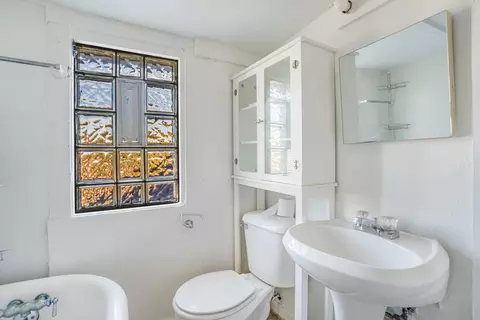 Bath - 1633 Mcdaniel Ave, Evanston, IL 60201 photo 2 of 3