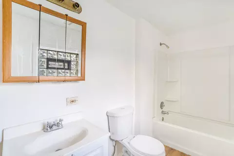 Bath - 1633 Mcdaniel Ave, Evanston, IL 60201 photo 3 of 3