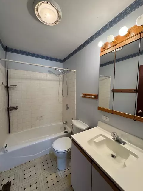 Bath - 4517 Home Ave, Mchenry, IL 60050 photo 5 of 5