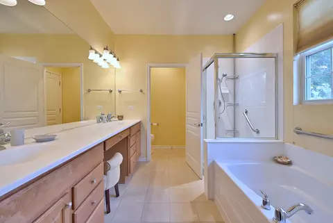 Bath - 2832 Beacon Point Cir, Elgin, IL 60124 photo 2 of 4