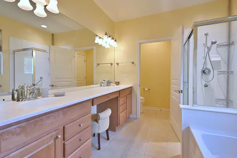 Bath - 2832 Beacon Point Cir, Elgin, IL 60124 photo 3 of 4