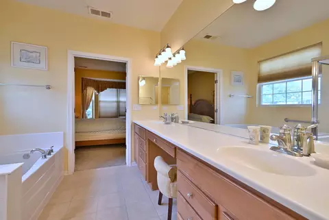 Bath - 2832 Beacon Point Cir, Elgin, IL 60124 photo 4 of 4