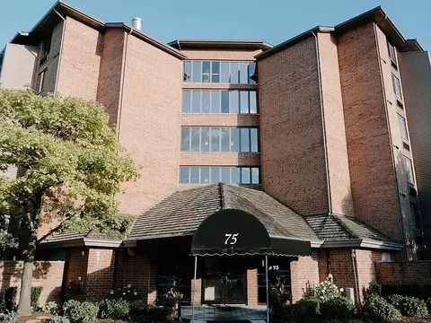 75 Kristin Cir #126, Schaumburg, IL 60195