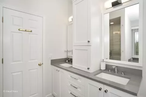 Bath - 2012 Spring Creek Ln, Mchenry, IL 60050 photo 3 of 4