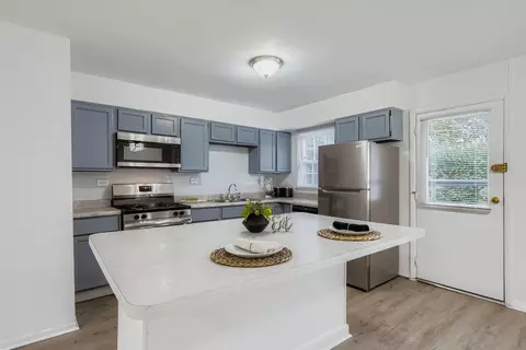 Kitchen - 509 Elder Ln, Glenview, IL 60025 photo 3 of 4
