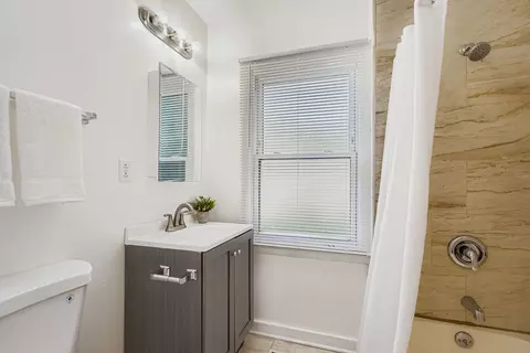 Bath - 509 Elder Ln, Glenview, IL 60025 photo 1 of 2