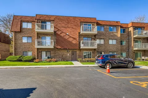 707 W Central Rd #A6, Mount Prospect, IL 60056