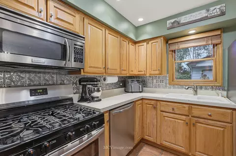 Kitchen - 13125 E Playfield Dr, Crestwood, IL 60418 photo 4 of 4