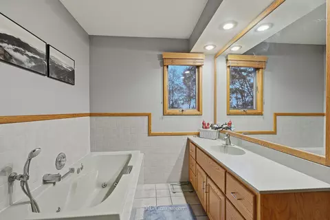 Bath - 13125 E Playfield Dr, Crestwood, IL 60418 photo 2 of 3
