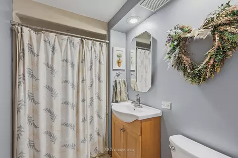 Bath - 13125 E Playfield Dr, Crestwood, IL 60418 photo 1 of 3