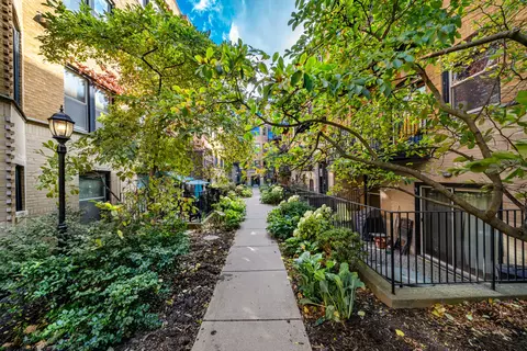 1225 W Greenleaf Ave #3W, Chicago, IL 60626