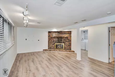 Living - 4450 W 150th St, Midlothian, IL 60445 photo 4 of 5