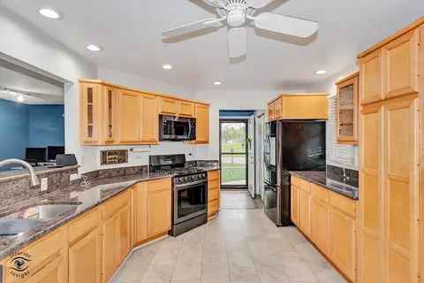 Kitchen - 4450 W 150th St, Midlothian, IL 60445 photo 1 of 4