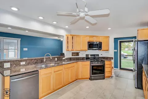 Kitchen - 4450 W 150th St, Midlothian, IL 60445 photo 3 of 4