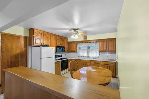 Kitchen - 1000 4th St, Harvard, IL 60033 photo 2 of 6