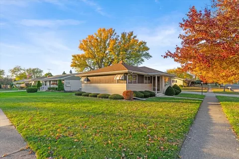 Exterior - 1000 4th St, Harvard, IL 60033 photo 2 of 5