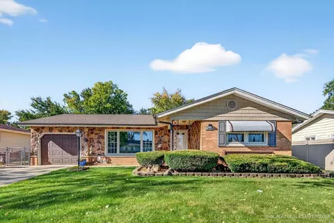 1052 Maple Ln, Elk Grove Village, IL 60007