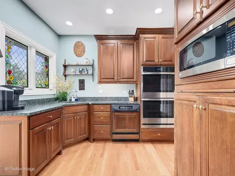 Kitchen - 802 Kenmare Dr, Burr Ridge, IL 60527 photo 4 of 6