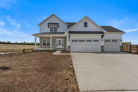 303 Collins Dr, Mahomet, IL 61853
