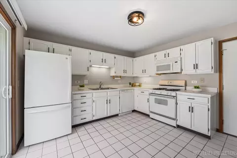 Kitchen - 21289 Silktree Cir, Plainfield, IL 60544 photo 2 of 2