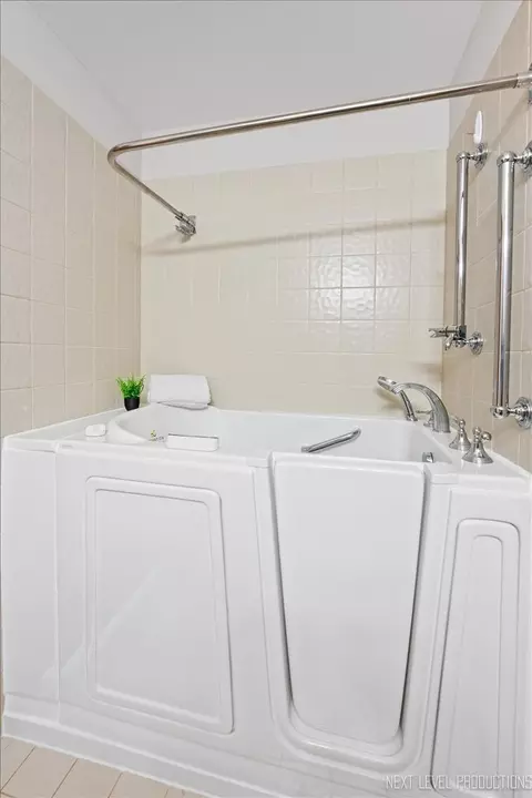 Bath - 21289 Silktree Cir, Plainfield, IL 60544 photo 3 of 4