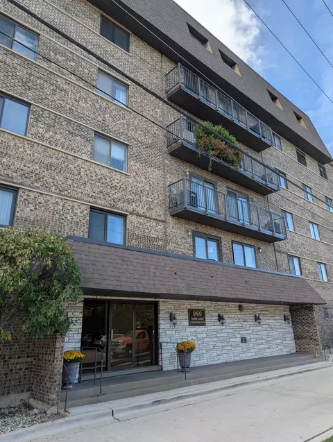 960 S River Rd #208, Des Plaines, IL 60016