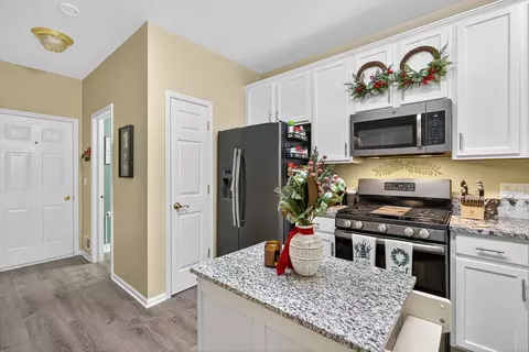 Kitchen - 6034 Delaney Dr, Hoffman Estates, IL 60192 photo 3 of 3