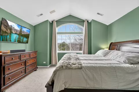 Bedroom - 6034 Delaney Dr, Hoffman Estates, IL 60192 photo 1 of 3