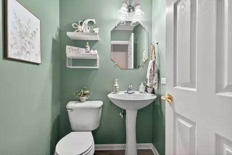 Bath - 6034 Delaney Dr, Hoffman Estates, IL 60192 photo 1 of 4