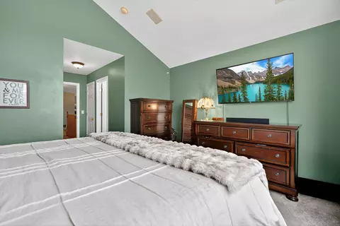 Bedroom - 6034 Delaney Dr, Hoffman Estates, IL 60192 photo 2 of 3